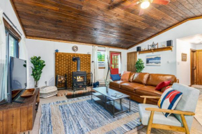 Secluded w Hot Tub, Fire Pit, Deck & Updated WiFi